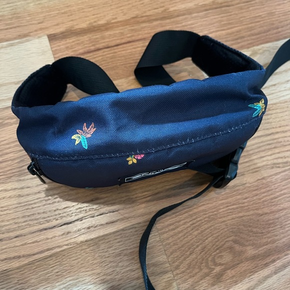 Dakine Black Belt Bag with small floral design - Picture 3 of 5